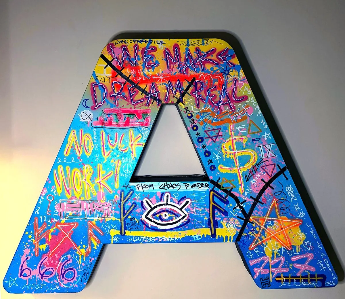 From chaos to order - Lettre-totem LED monumentale par Kelkin 120×94cm